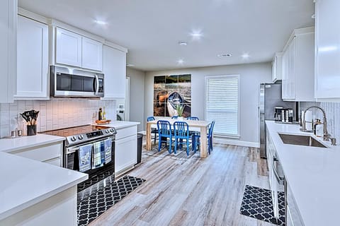A Chic Space for Cooking and Dining!