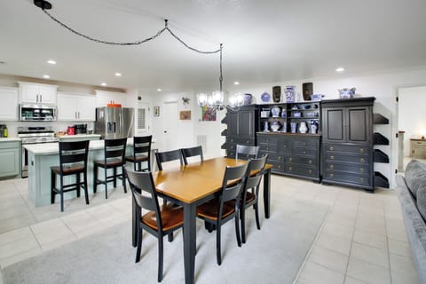 Dining Area | Dishware/Flatware Provided