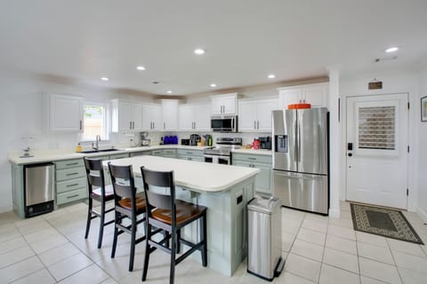 Kitchen | Cooking Basics | Coffee Maker | Paper Towels/Trash Bags Provided