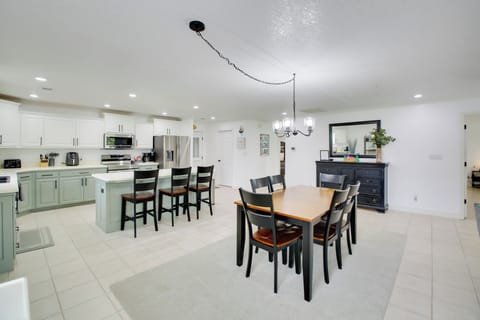 Dining Area | Dishware/Flatware Provided