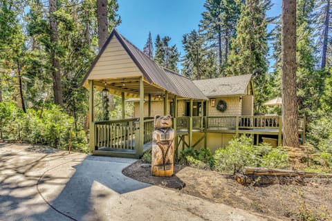 Shaver Lake Vacation Rental | 3BR | 2BA | 1,320 Sq Ft | Steps Required