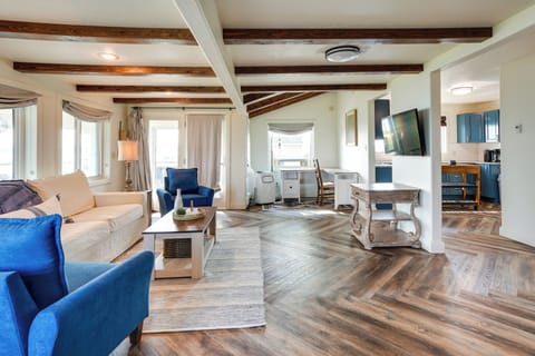 Living Room | Full Sleeper Sofa | Smart TV | Free WiFi | Desk Workspace