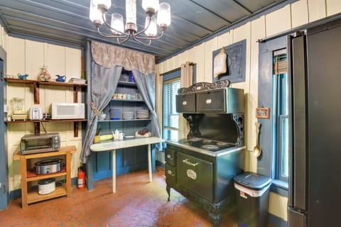 Kitchen | 1st Floor | Coffee Maker | Blender | Toaster & Toaster Oven