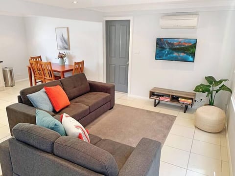 Living area with wifi and netflix connected.