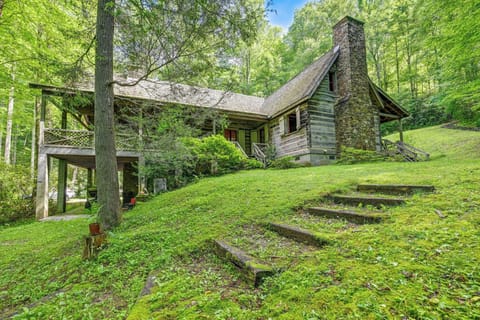 2-Story Cabin | Private Hot Tub | 6 Mi to Nantahala Lake