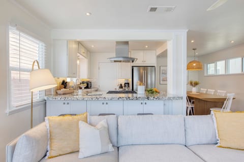 Stunning interior design with an open layout in the common area.