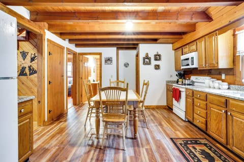 Dining Area | Dishware Provided