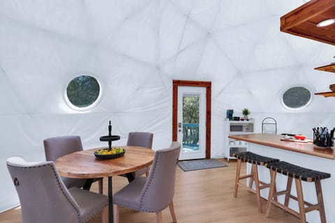 5Looking back at the entry door.