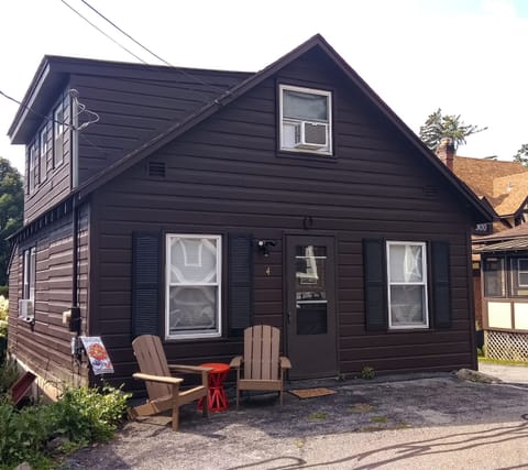 Front view of our cute little cabin.  Taken from Rogers Memorial Park Road.