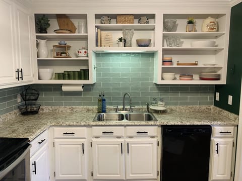 Brand new tiled backsplash and hardware elevate this cozy kitchen!