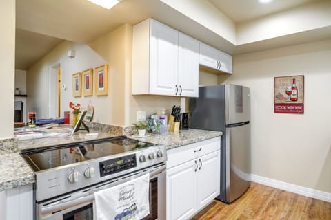 Kitchen | Stainless Steel Appliances w/ Dishwasher | Free WiFi