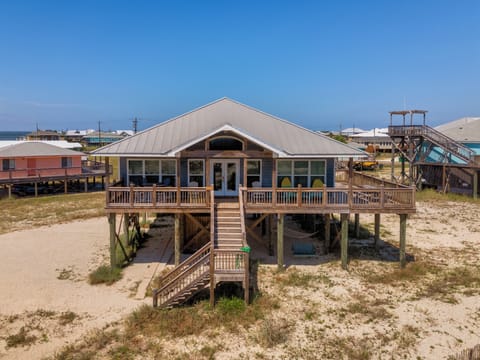 Cute beach cottage vacation rental with Dauphin Island Real Estate. Quick beach access