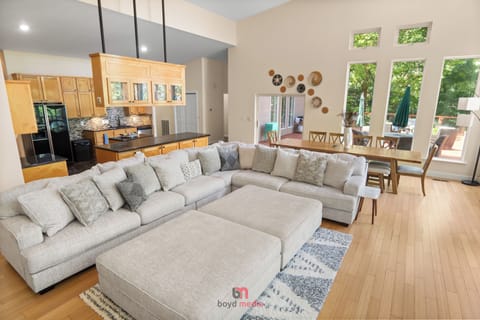 Diuble oven and huge living room for entertaining.