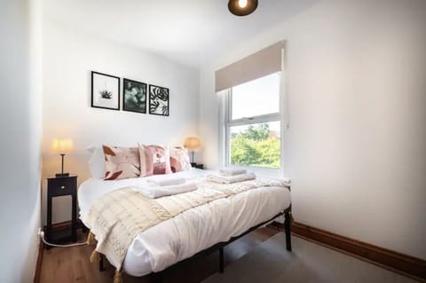 Double Room with a cosy bed, storage and located overlooking the garden at the back of the property.