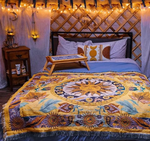 Mongolian yurt with Queen size bed and propane heater. Minimal electricity, lanterns provided.