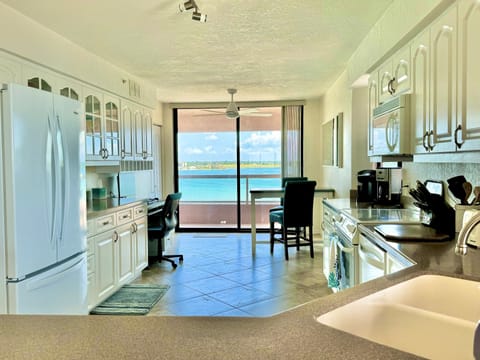 Big kitchen with Intercoastal Waterway views - including One Tree Island