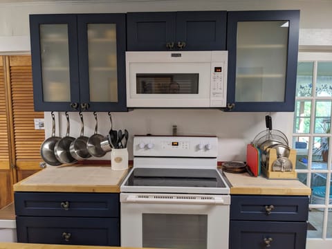 Kitchen - Mostly Stainless pots & pans, with a couple of non stick frying pans

