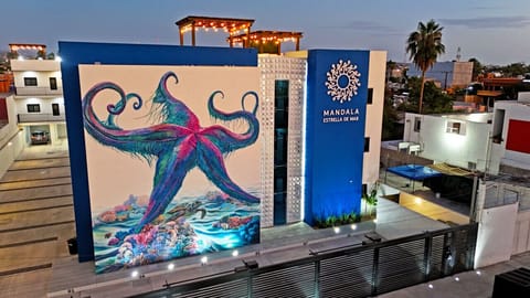 Fachada principal, excelente iluminación en el edificio.