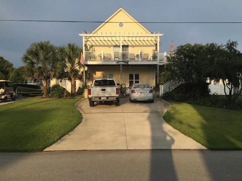 Oceanside 3 bedroom / 3 bath family cottage with  sleeping loft ( 8 max guest).