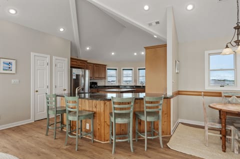 OH103: Beach Haven | TL Kitchen Area - Island Seating for 4