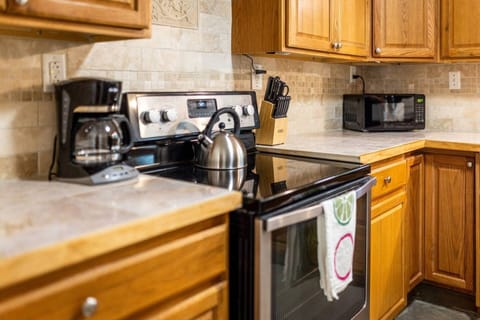  Culinary Delight Awaits! ️ Our fully-stocked kitchen has all your essentials covered – Ninja Blender, coffee machine, tea kettle, microwave, and sharp steak knives for your inner chef!  Whip up a feast or savor takeout – the choice is yours! ☕