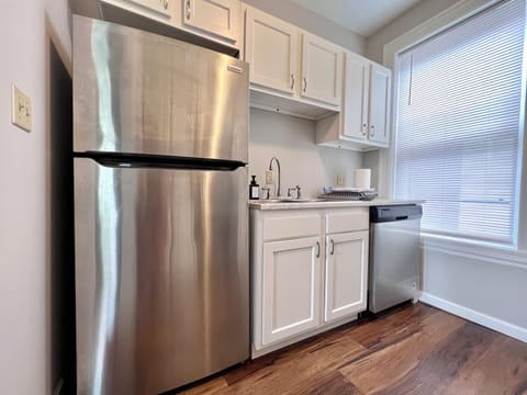 Full fridge/freezer and dishwasher.