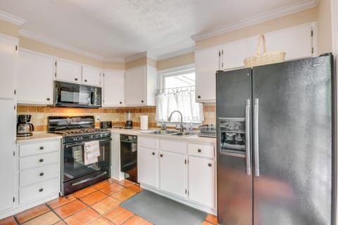 Kitchen | Equipped w/ Cooking Basics