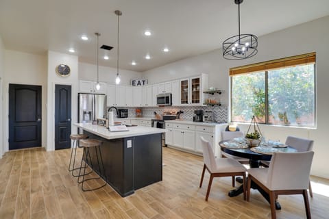 Kitchen | Coffee Maker | Cappuccino Machine | Paper Towels/Trash Bags Provided