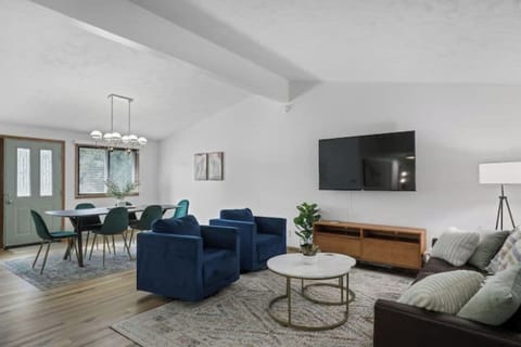 Open concept main living area with vaulted ceilings