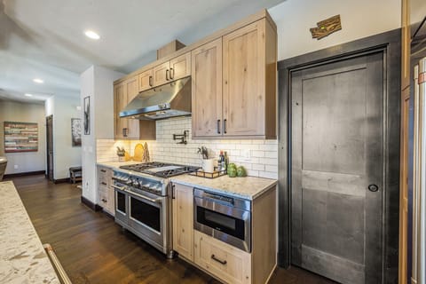 State-Of-The-Art Kitchen W/ Double Fridge + Quartz Island + Gourmet Range