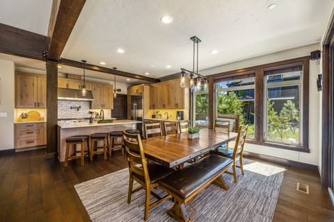 Dine In A Sunlit Mountain Nook With Floor-To-Ceiling Windows