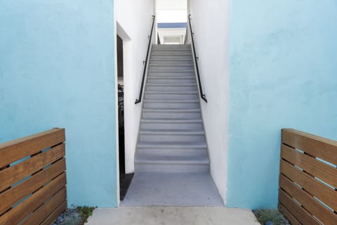 Stairs you'll need to take to get to the home. Once in the home, it's one floor.