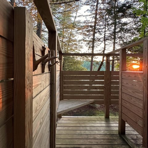 Bluff cabin outdoor shower