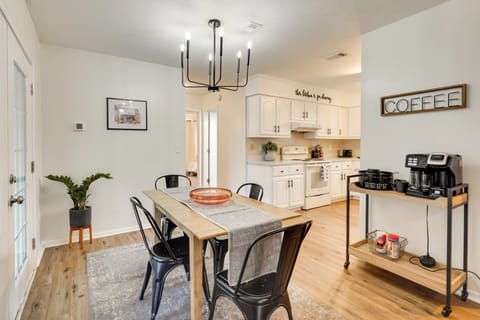 Dining Area & Kitchen