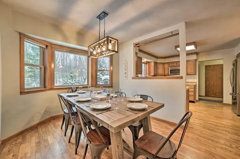 Enjoy dining together at the extendable dining table.