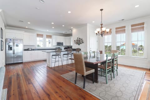 Kitchen/ Dining Room