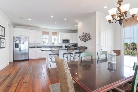 Kitchen/ Dining Room