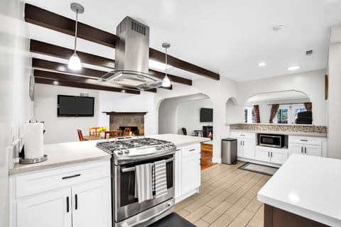 Beautiful full kitchen