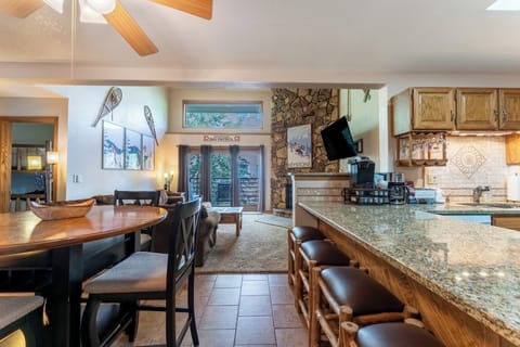 Condo entrance featuring a semi-open floorplan.
