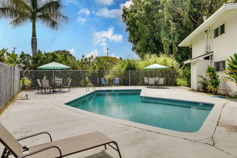Hilo Vacation Rental | 2BR | 1BA | Stairs Required | 675 Sq Ft