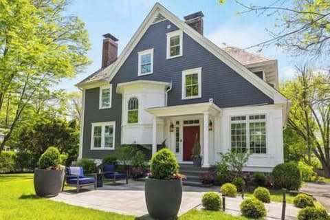 Front House View (1)