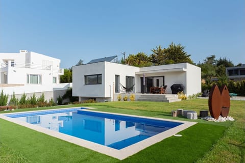 Home sweet home!! A house with a gorgeous green backyard and a tranquil pool - the perfect spot to unwind! #pt #potugal #sintra #sweethome #unwind #pool