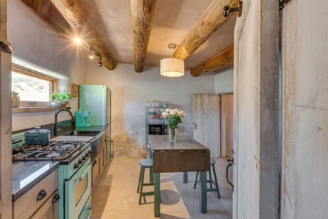 Kitchen | Dining | Dishware & Flatware Provided