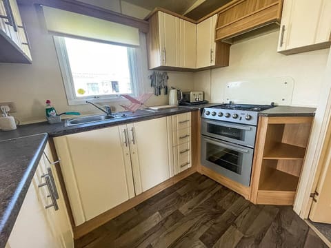 Looking for last minute weekend getaways? Head to Valley Farm Holiday Park Clacton on Sea for a relaxing break by the Essex beaches, complete with a cosy kitchen area in a caravan for your convenience.