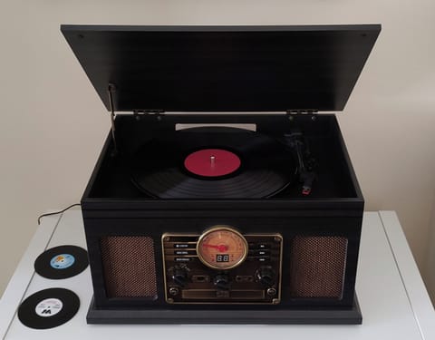 enjoy my collection of old vinyls & retro record player (also has USB port)