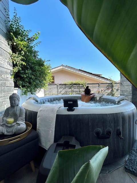 Outdoor spa tub