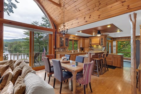 Open floor plan - main floor