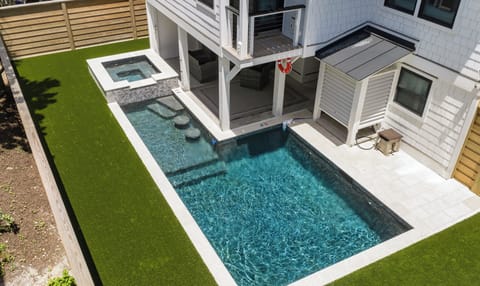 Relax in the new swimming pool with swim up seating