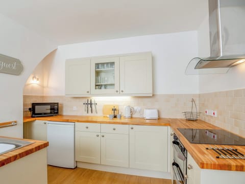 Kitchen/diner | Rhiw Bank Apartment, Colwyn Bay