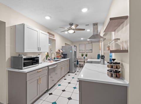 This full kitchen has plenty to offer.